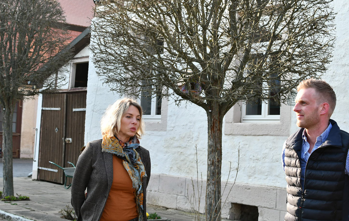 Foto:&nbsp; Rainer Neumair (r.) im Gespräch mit Susanna Karawanskij (l.) auf dem Betriebsgeläde&nbsp;