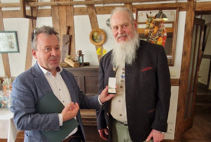 Verleihung der Goldenen Ehrennadel des TBV an Bernd Apfel